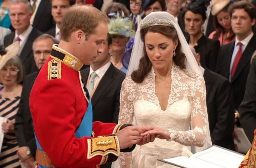 Der Ringtausch, der keiner war: Prinz William und seine Kate sind Mann und Frau. Bei den Windsors ist es Tradition, dass nur die Frauen Ring tragen. Prinz William wird wie sein Vater und Großvater ringlos bleiben.