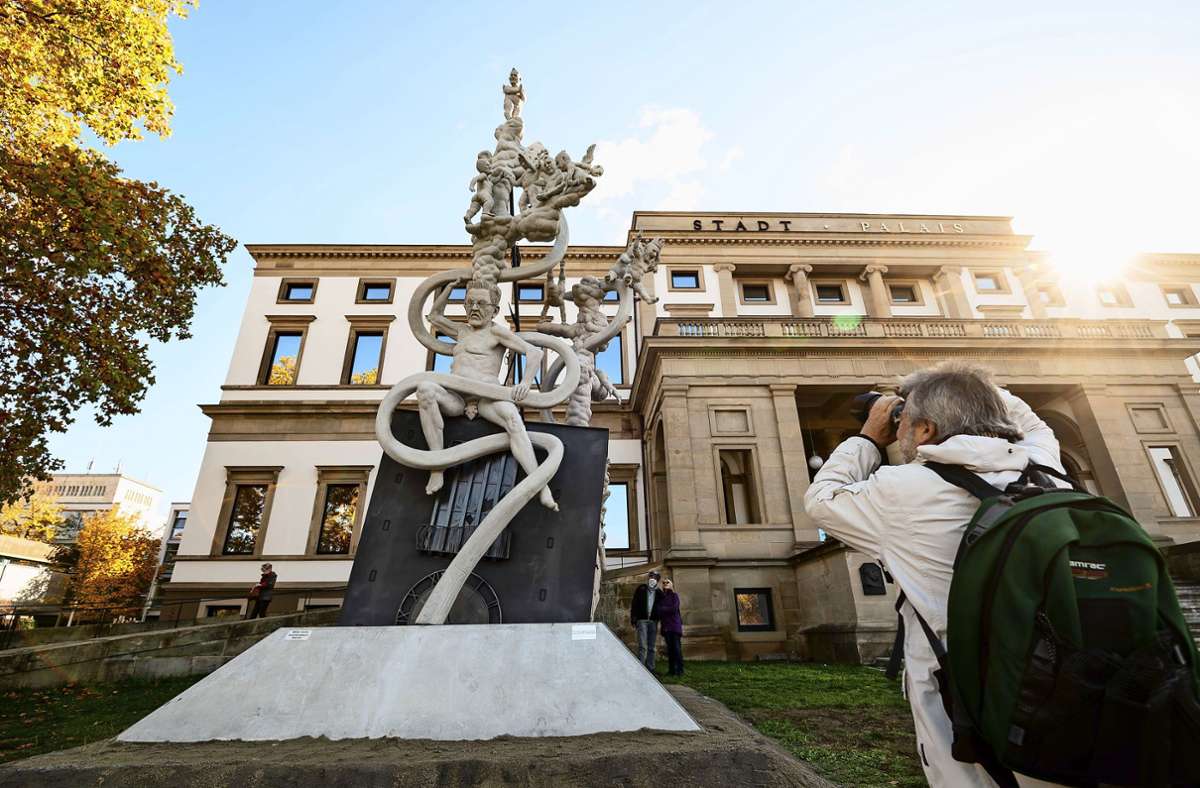 Beliebtes Fotomotiv – die Satire-Skulptur vor dem Stuttgarter Stadtpalais. Foto: Lichtgut/Leif Piechowski