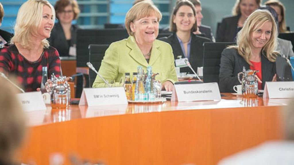  Bundeskanzlerin Angela Merkel will die Frauenquote für Aufsichtsräte ab dem Jahr 2016. In Berlin empfing die Kanzlerin am Mittwoch weibliche Führungskräfte und stellte fest: Frauen in Top-Positionen sind immer noch eine Rarität. 