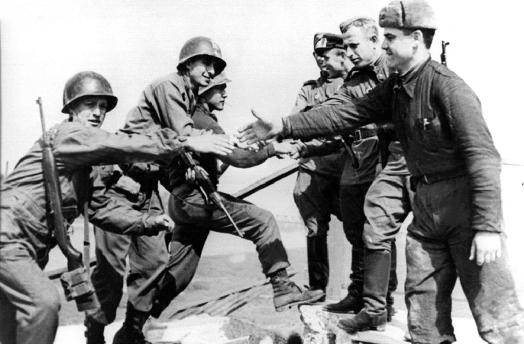 Historischer Handschlag: Amerikanische (li.) und sowjetische Soldaten reichen sich auf den Trümmern einer Elbbrücke bei Torgau die Hände. Am 25. April 1945 konnten sowjetische Soldaten der 58. Gardeschützendivision der Roten Armee am Ostufer der Elbe bei Torgau die ersten amerikanischen Soldaten der 69. Infanteriedivision der US-Streitkräfte begrüßen.