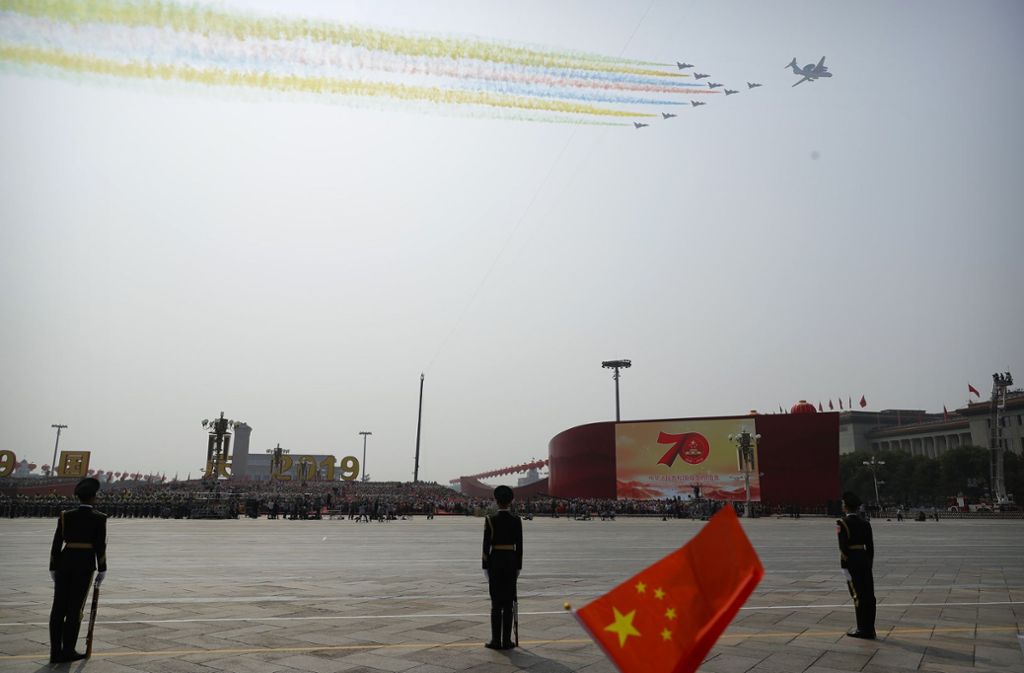 Chinesische Militärjets fliegen in Formation über das Gelände.