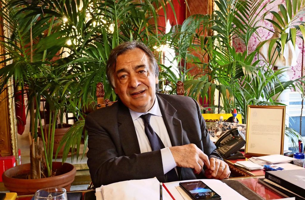 Leoluca Orlando, der Bürgermeister von Palermo, in seinem Büro. Foto: Stuttgarter Zeitung/Stuttgarter Nachrichten