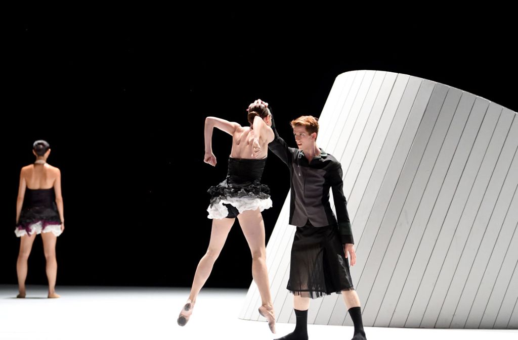 Wunderbare Tänzer-Entdeckungen erlaubt dieser Ballettabend quasi nebenbei: Shaked Heller beeindruckt.
