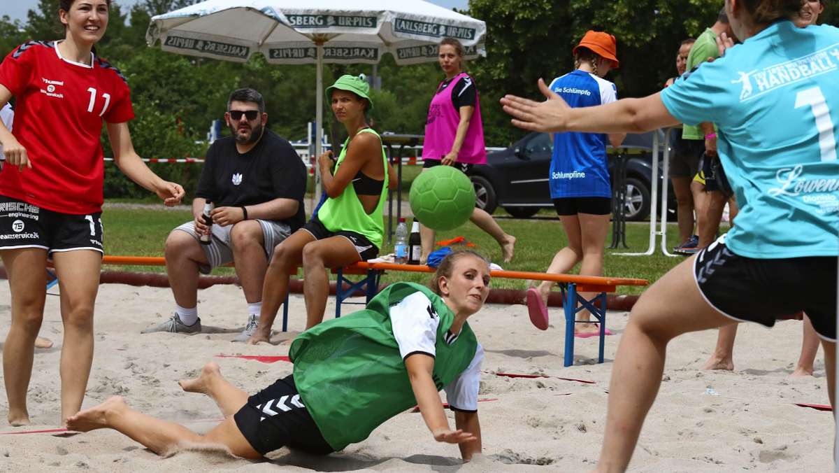 Beachen in  Renningen: Aktiven-Handballer spielen im Sand