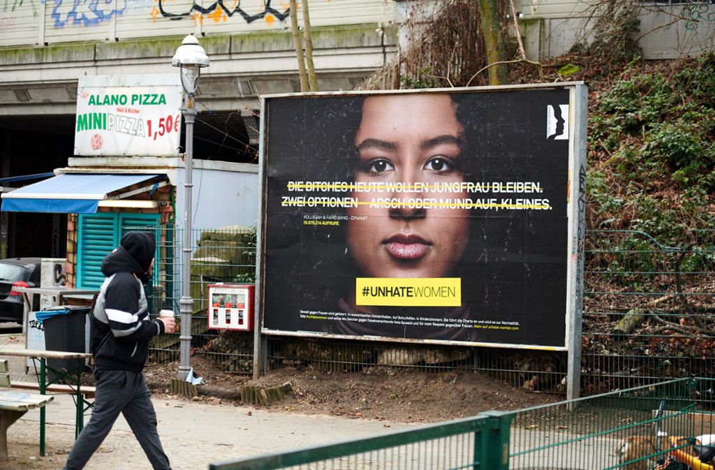 Am Stuttgarter Platz in Berlin hat der Fotograf Darius Ramazani eine Plakatwand gemietet und macht hier immer wieder auf Projekte aufmerksam. #UnhateWomen rief das Ordnungsamt auf den Plan, weil sich Eltern beschwert hatten.