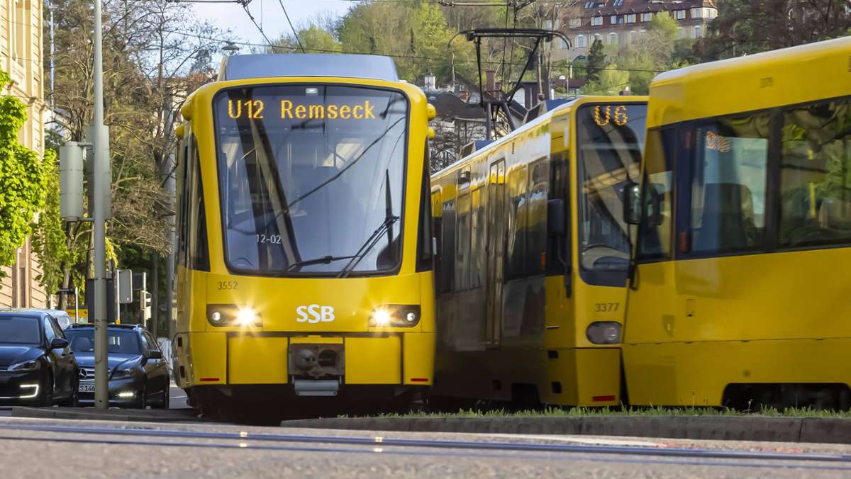 Stadtbahn in Stuttgart: Frau bespuckt und tritt Fahrgäste  – und entblößt Hintern