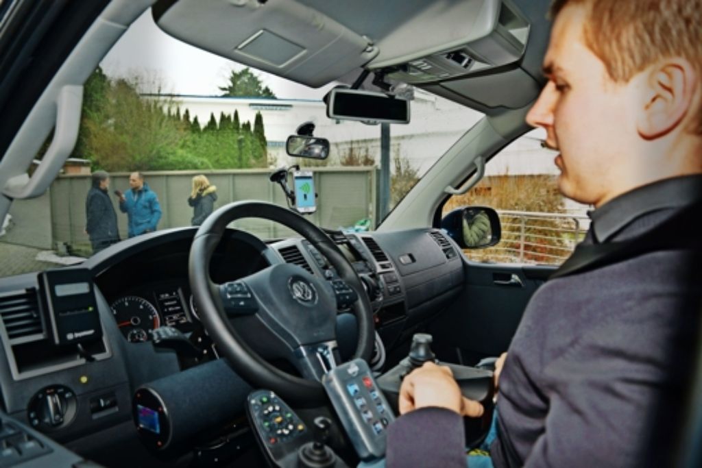 Josef Fleischmann steuert   seinen Wagen  mit knappen Kommandos. Foto: Gülay Keskin