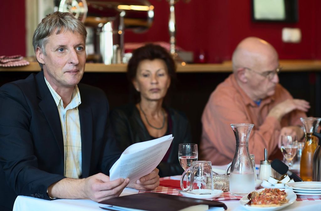 Der Sachbuchautor Helge Lehmann (links) und der Bruder von Gudrun Ensslin, Gottfried Ensslin (rechts), haben 2012 die Neuaufnahme des Todesermittlungsverfahrens beantragt – erfolglos.
