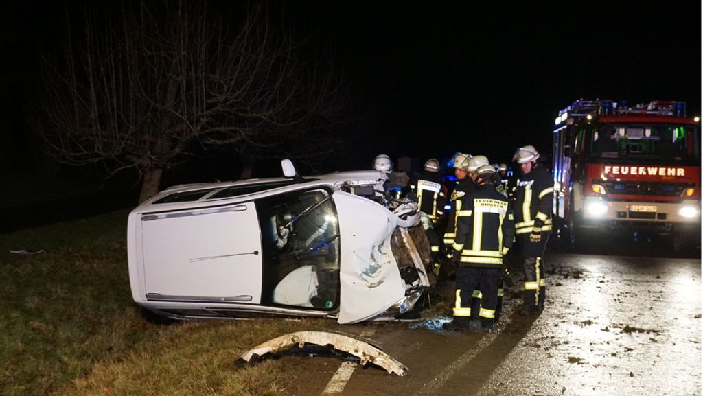  Glück im Unglück haben ein 18-Jähriger und seine 17-jährige Beifahrerin bei einem heftigen Unfall in Ohmden. Der Wagen überschlägt sich, die Insassen werden leicht verletzt. 
