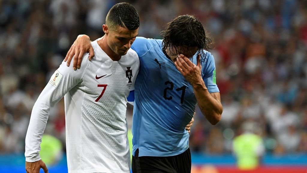 Fußball-WM 2018 in Russland: Cristiano Ronaldo hilft Cavani vom Platz