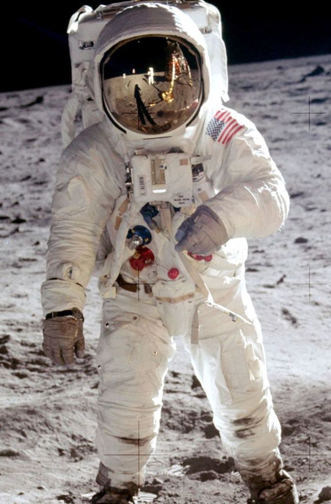 Apollo-11-Astronaut Buzz Aldrin trägt während seines Mondspaziergangs am 21. Juli 1969 einen Apollo A7L-Raumanzug.