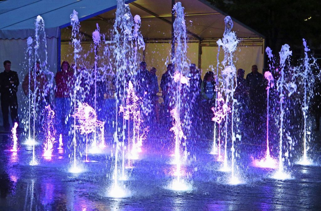 Die Wasserfontänen sind am Abend ein leuchtender Farbtupfer auf dem Guntram-Palm-Platz