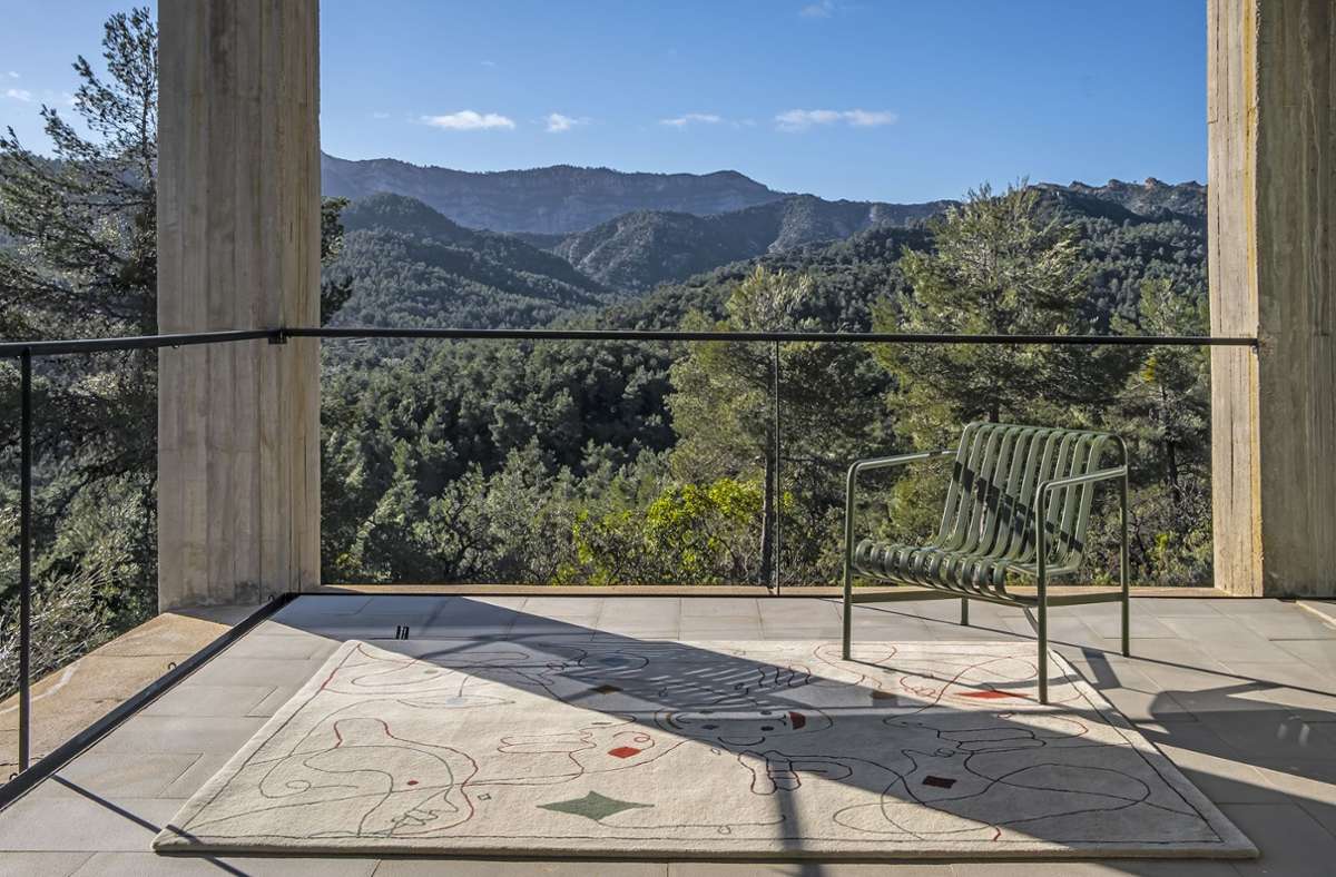 Sieht auch draußen gut aus: Der Teppich mit schönen halb abstrakten Gemälde von dem Designer Jaime Hayon für Nanimarquina.