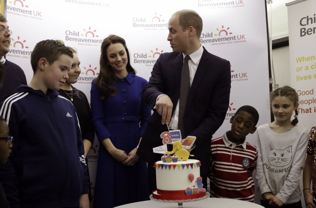 11. Januar 2017: Prinze William und seine Frau Kate schneiden die Torte zum ersten Jahrestag der Hilfsorganisation Child Bereavement UK Centre in Stratford an. Unterstützt werden Familien, die junge Famlienangehörige verloren haben.
