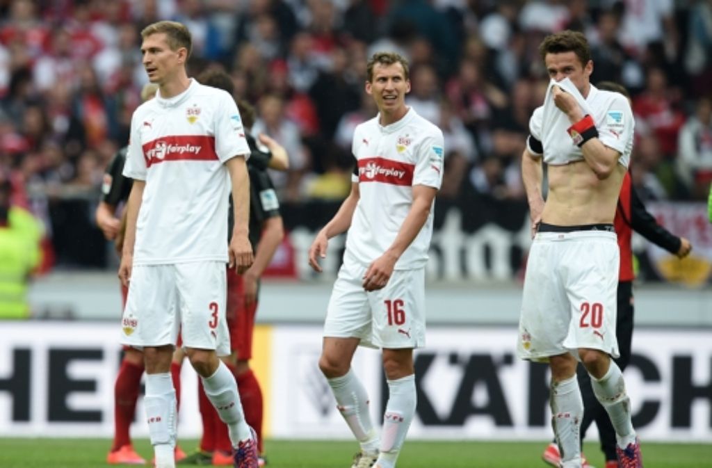 Enttäuschung nach dem 2:2 gegen Freiburg: Daniel Schwaab, Florian Klein und Christian Gentner (v. l.) vom VfB Stuttgart.