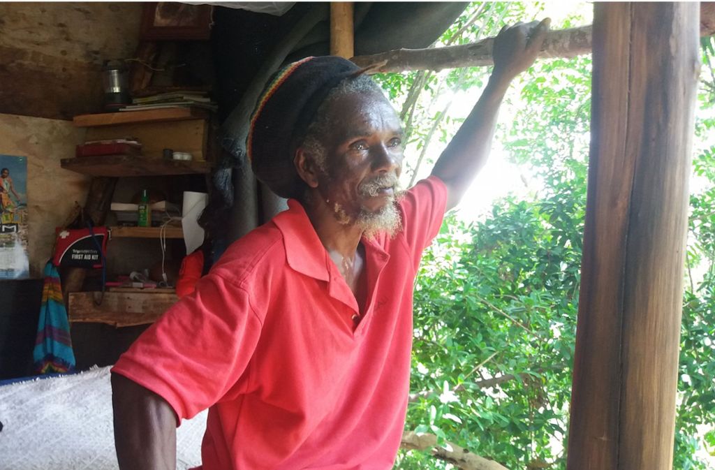 Rasta Fire lebt in einem offenen Haus in den Canaan-Bergen. Er sagt, er sei 140. Aber er zählt die Tage und die Nächte.