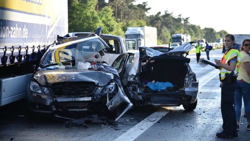  Nach dem schweren Auffahrunfall auf der Autobahn 6 bei Viernheim in Hessen ermittelt die Polizei. Ein Lastwagen war am Freitag ungebremst auf ein Stauende aufgefahren, zwei Menschen starben. 