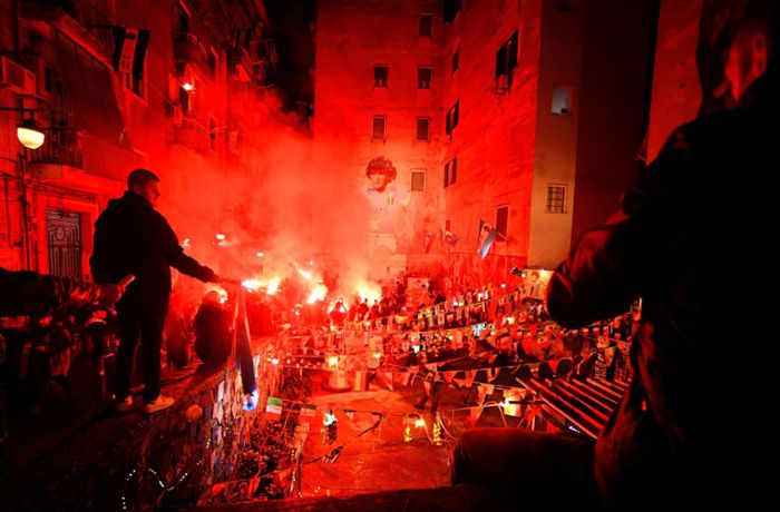 Fackelzug und Statuen: Neapel gedenkt Diego Maradona
