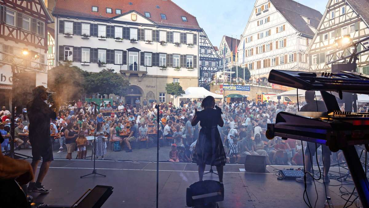 Stadtfest in Herrenberg: Das Partyvolk strömt und feiert ausgelassen