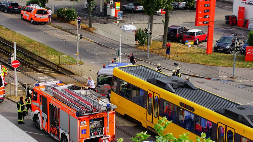 Stuttgart-Wangen: Abschleppwagen prallt mit Stadtbahn zusammen