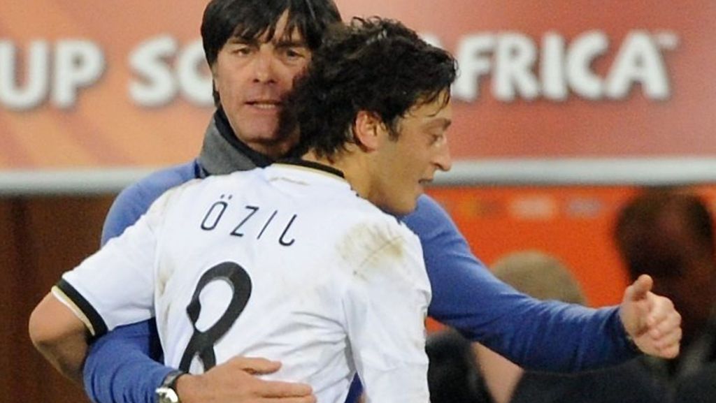  Das Tischtuch zwischen Ex-Nationalspieler Mesut Özil und Bundestrainer Joachim Löw scheint zerschnitten. Ein Versuch Löws, mit Özil in London persönlich zu sprechen, blieb erfolglos. 