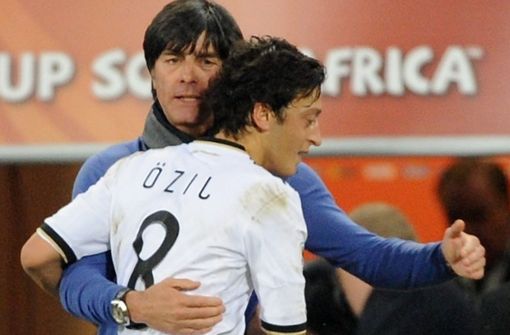 Ein Bild aus besseren Tagen: Bundestrainer Joachim Löw mit Mesut Özil bei der Fußball WM 2010. Foto: dpa