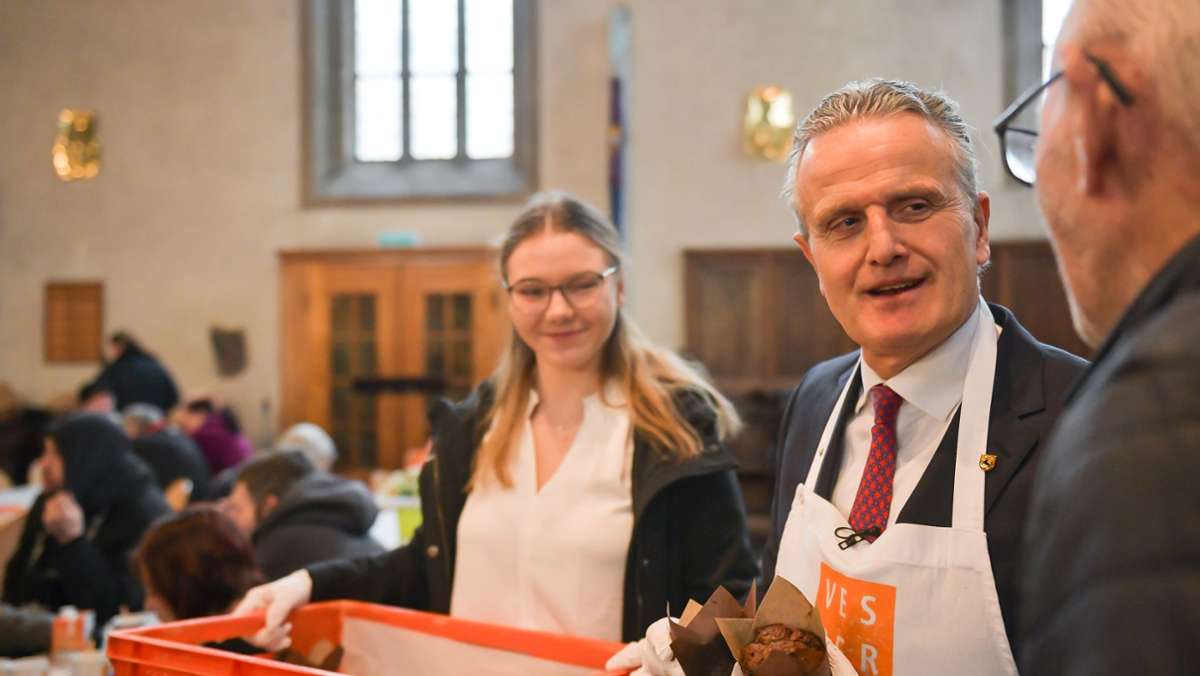 Vesperkirche in Stuttgart: Der OB kommt mit Muffins in die Vesperkirche