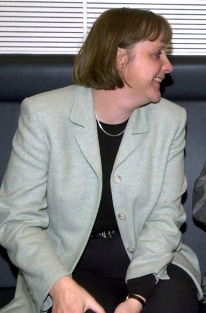 2000 übernimmt Angela Merkel nach der Spendenaffäre den CDU-Vorsitz. 2002 wird sie Fraktionsvorsitzende der CDU im Bundestag.