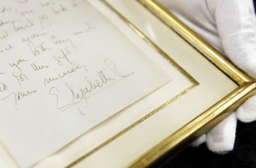Dieser Brief der Queen wird in der Nähe von Stuttgart versteigert. Foto: dpa/Julian Rettig