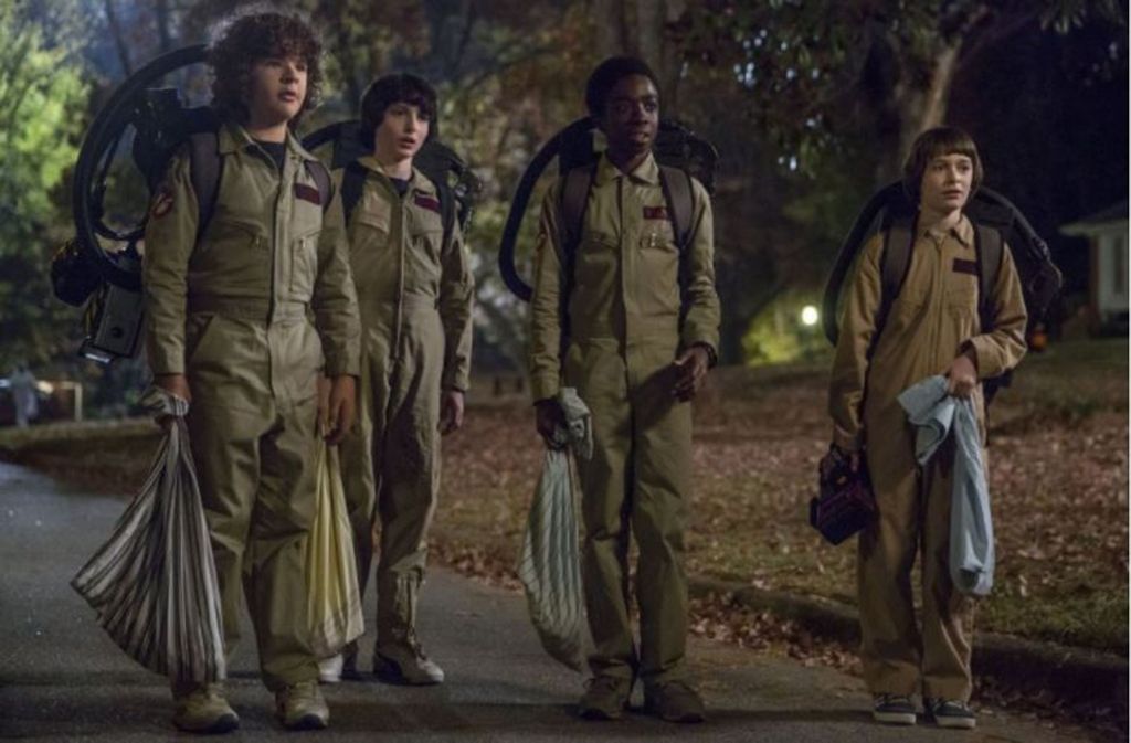 Jetzt noch kultiger: Es ist wieder Halloween in Hawkins, Indiana, die vier liebenswerten Nerds aus der Netflix-Serie „Stranger Things“ sind zurück. Hier geht es zur Vorschau.