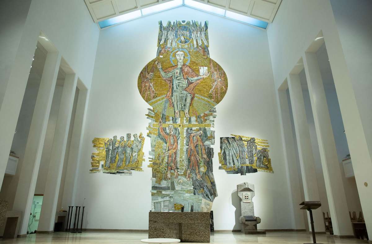 Das 13 Meter hohe Mosaik im Altarraum glänzt wieder.