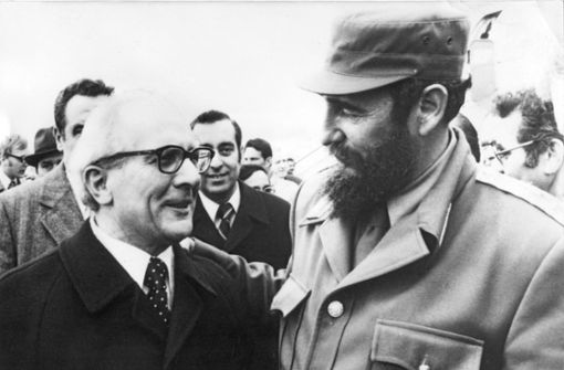 Genossen unter sich: SED-Chef Erich Honecker (links) und der kubanische Revolutionsführer Fidel Castro, der dem DDR-Politiker eine Insel geschenkt hat – wenn auch nur „symbolisch“. Foto: dpa/dpa-Zentralbild