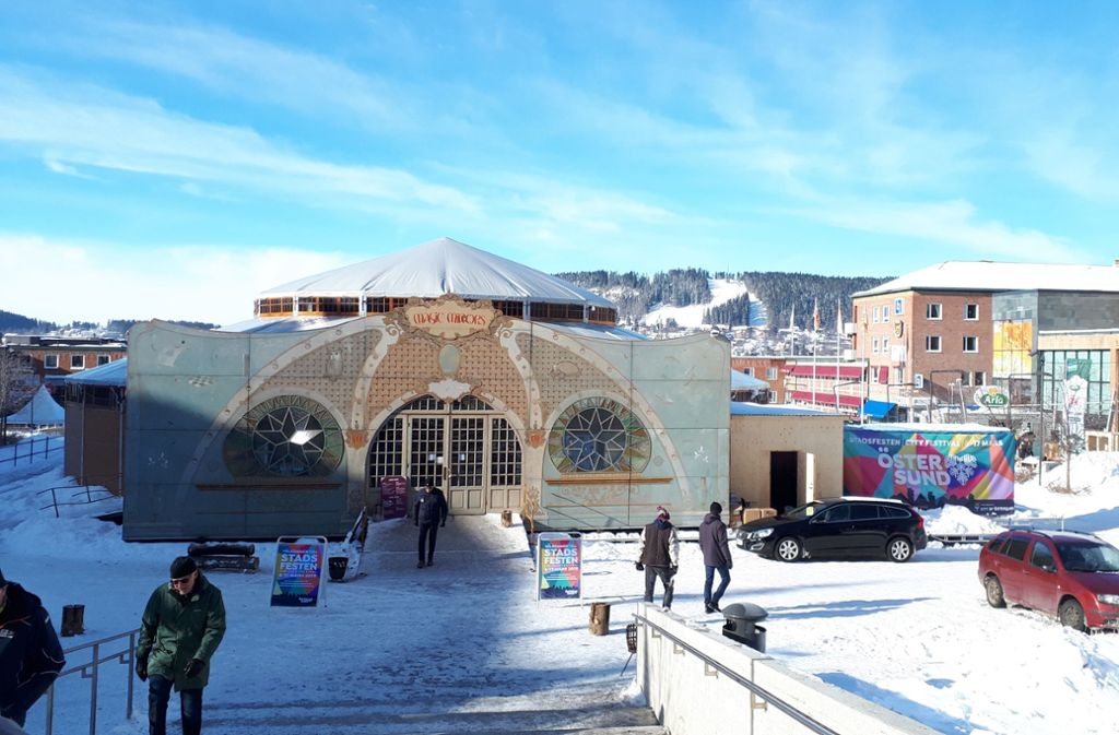 In unmittelbarer Nähe auf dem zentralen Platz der Regionalhauptstadt wurde das „Magic Mirrors“ aufgebaut, in dem sich allabendlich die Biathlon-Fans zum Feiern treffen können.