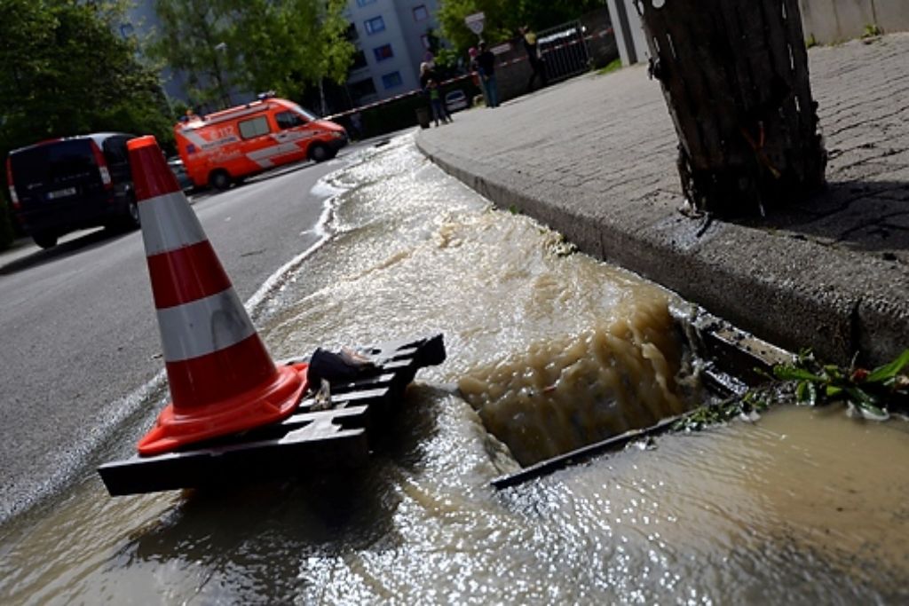 Tausende Liter Wasser fließen am Montagnachmittag in Stuttgart-Vaihingen nach einem Wasserrohrbruch in den Gully.