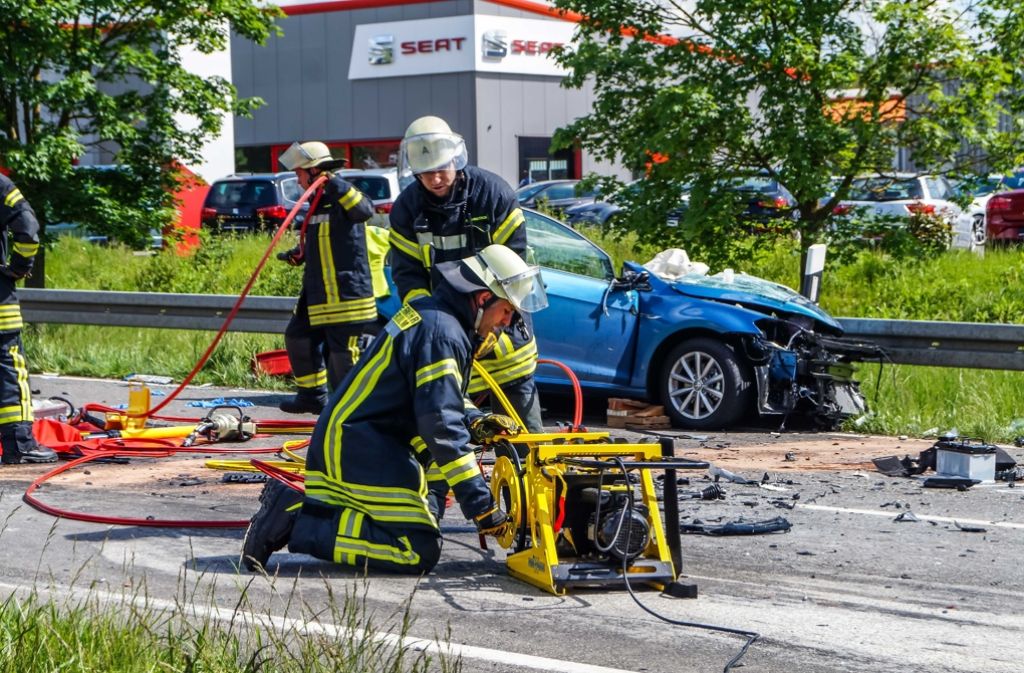 Am Freitagmorgen hat sich in Obersulm bei Heilbronn ein schwerer Unfall ereignet, bei dem eine 90-Jährige frontal mit einem Lkw zusammengestoßen ist.