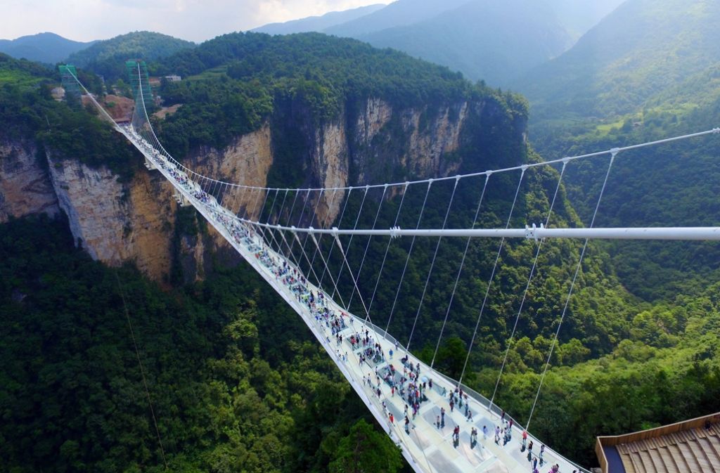 430 Meter lang, sechs Meter breit, 300 Meter hoch – Brücke in Zhangjiajie: Die längste und höchste Glasbrücke der Welt ist die Glasbrücke im Grand Canyon von Zhangjiajie, die am 20. August 2016 eröffnet wurde.