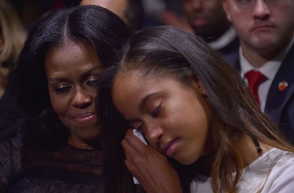 Michelle Obama und Tochter Malia sind von den Worten des scheidenden US-Präsidenten Barack Obama gerührt.