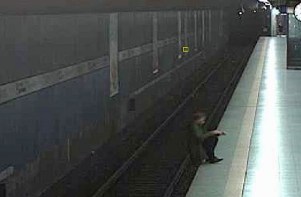 Der angetrunkene Mann hatte zuvor offenbar die Orientierung verloren und war rückwärts ins Gleisbett gekippt. Obwohl die S-Bahn in überrollt, zieht er sich nur leichte Verletzungen zu.