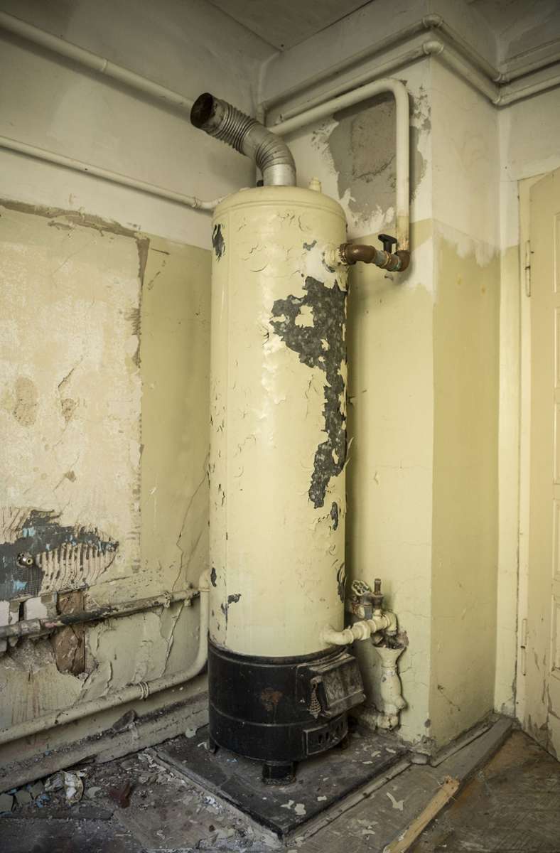 Ein Badezimmer im zweiten Geschoss – nur noch mit altem Boiler – der wird auch nicht bleiben können.