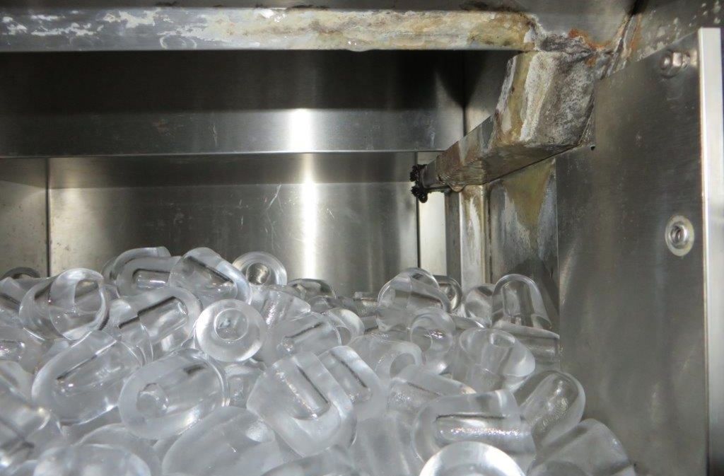 Sehen diese erfrischend kühlen Eiswürfel nicht gut aus? Von der Maschine, in der sie gemacht wurden, konnte man das leider nicht behaupten.