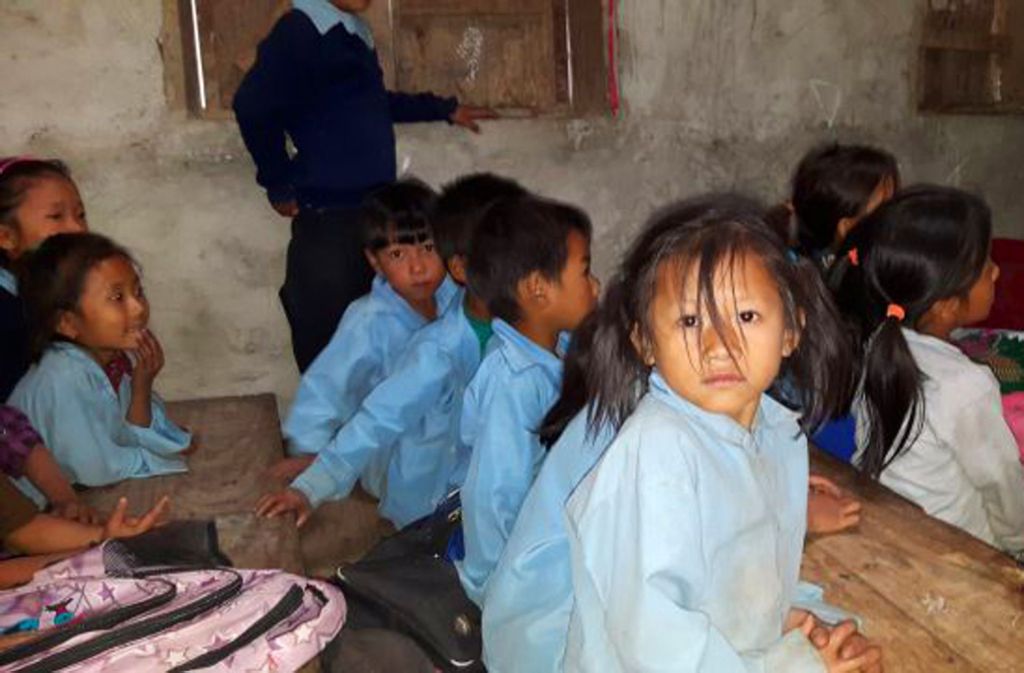 Dicht gedrängt sitzen die Kinder auf Bänken: Klassenzimmer sind in Nepal meist karg ausgestattet.