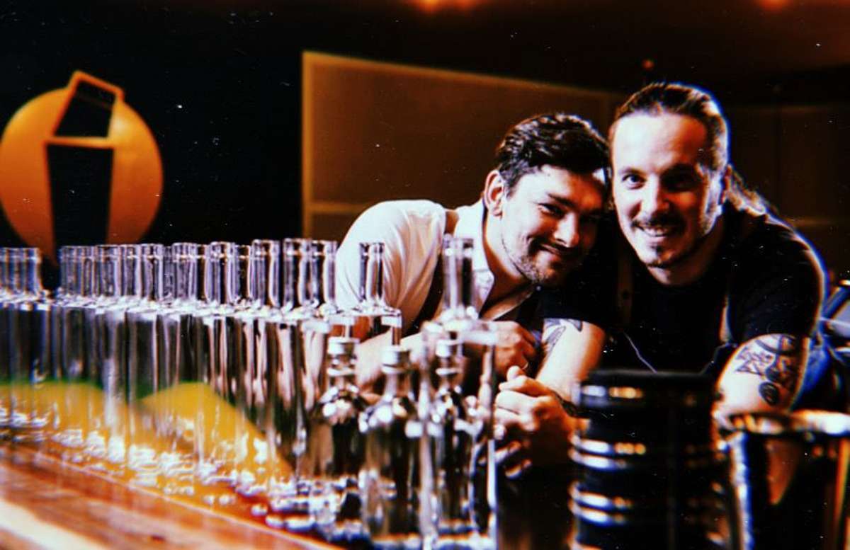 Benji Blomenhofer und Jonas Hald von der Tintin Bar stellen auf Bottled Cocktails um und verraten uns ihr Rezept für einen Hibiskus-Drink mit Champagner.