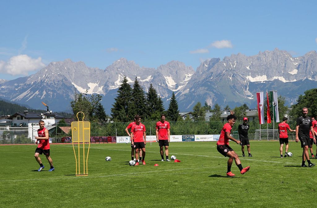 Bei bestem Wetter und vor malerischer Kulisse stehen die Spieler des VfB Stuttgart in Kitzbühel auf dem Platz.