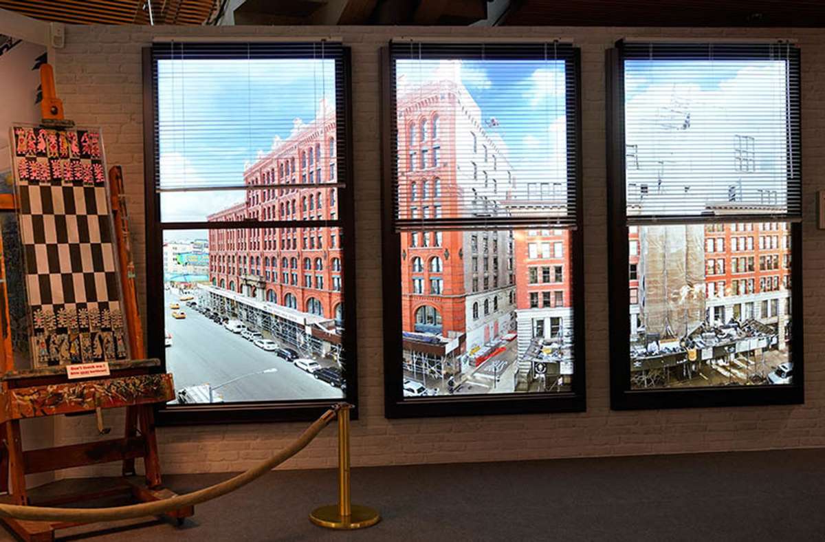 Zimmer mit Aussicht In der Ausstellung in der Stadthalle Balingen kann man wie einst Rizzi in seinem Atelier durch Fenster auf die Lafayette Street in New York schauen.