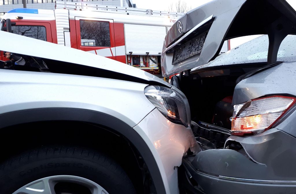 Der 50 Jahre alte Mercedesfahrer wurde bei dem Aufprall leicht verletzt.