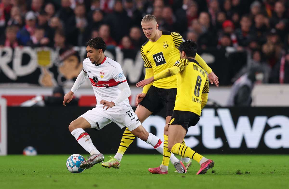 Stuttgarts Omar Marmoush kämpft mit Dortmunds Erling Haaland und Mahmoud Dahoud um den Ball.
