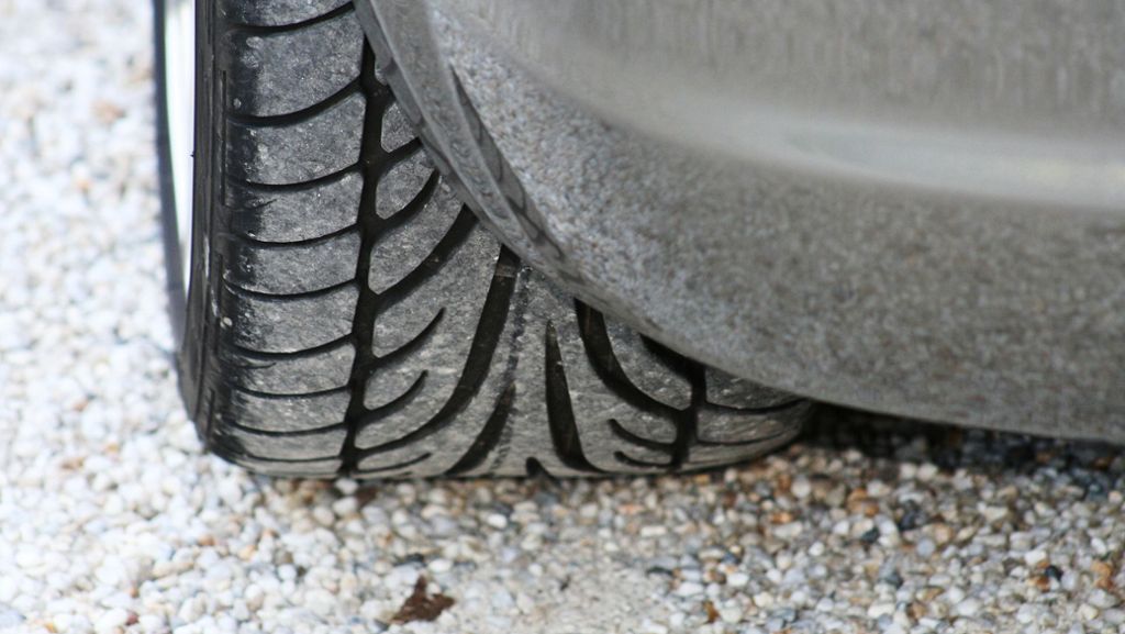 Polizeibericht aus Wimsheim: Reifenteile liegen auf der A 8