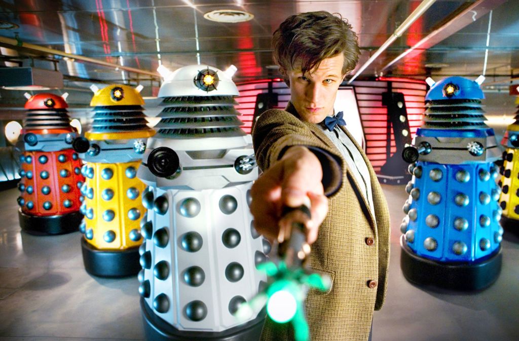 Doctor Who (Matt Smith) mit seinen Erzfeinden, den Daleks, und seinem Lieblingswerkzeug, dem Schallschraubenzieher.