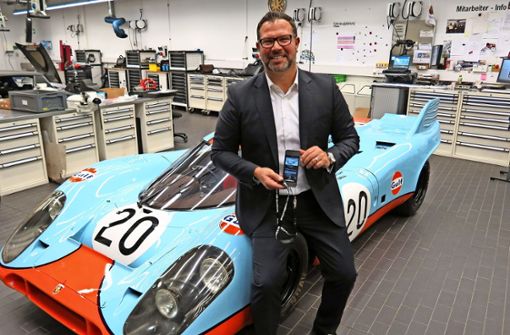 Achim Stejskal präsentiert den neuen multimedialen Museumsguide. Er sitzt auf einem Porsche 917. Das Modell wird 2019 ein halbes Jahrhundert alt. Foto: Bernd Zeyer