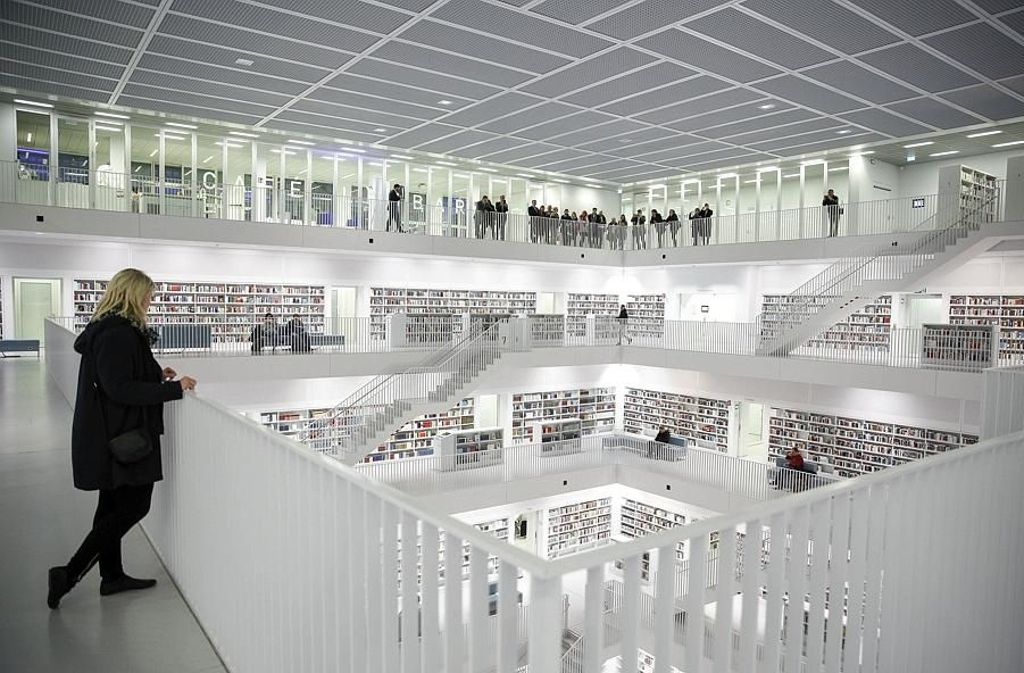 ...dass auch in Zeiten von Smartphone und Tablet Bibliotheken ein architektonisches Highlight sein können - so wie die Stadtbibliothek am Mailänder Platz. Von manchen wird sie aber auch mehr oder weniger liebevoll "Bücherknast" genannt.